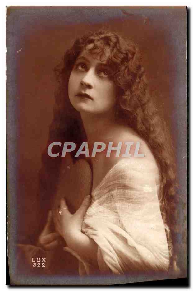Jeune femme aux cheveux longs — portrait — LUX 322