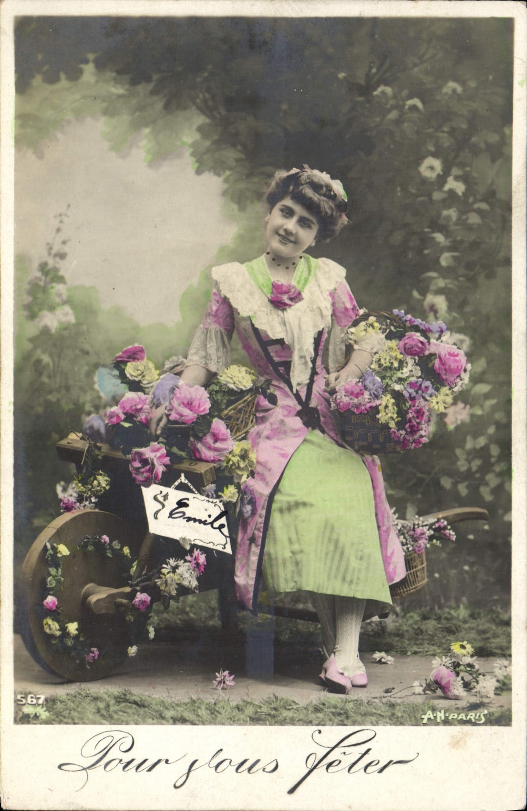 Mujer en vestido rosa y verde con carreta de flores — Para celebrarte — A.N. PARIS n°567