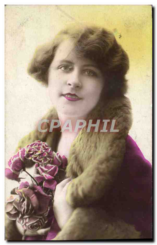Jeune femme en fourrure tenant des roses — photographie — Douuno, France
