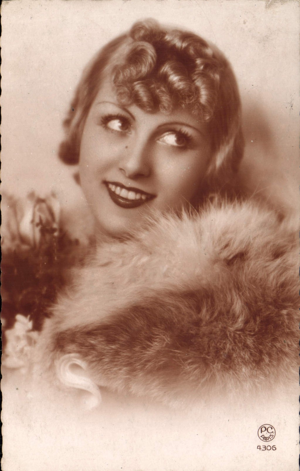 Jeune femme souriante — portrait — P-C Paris n°4306