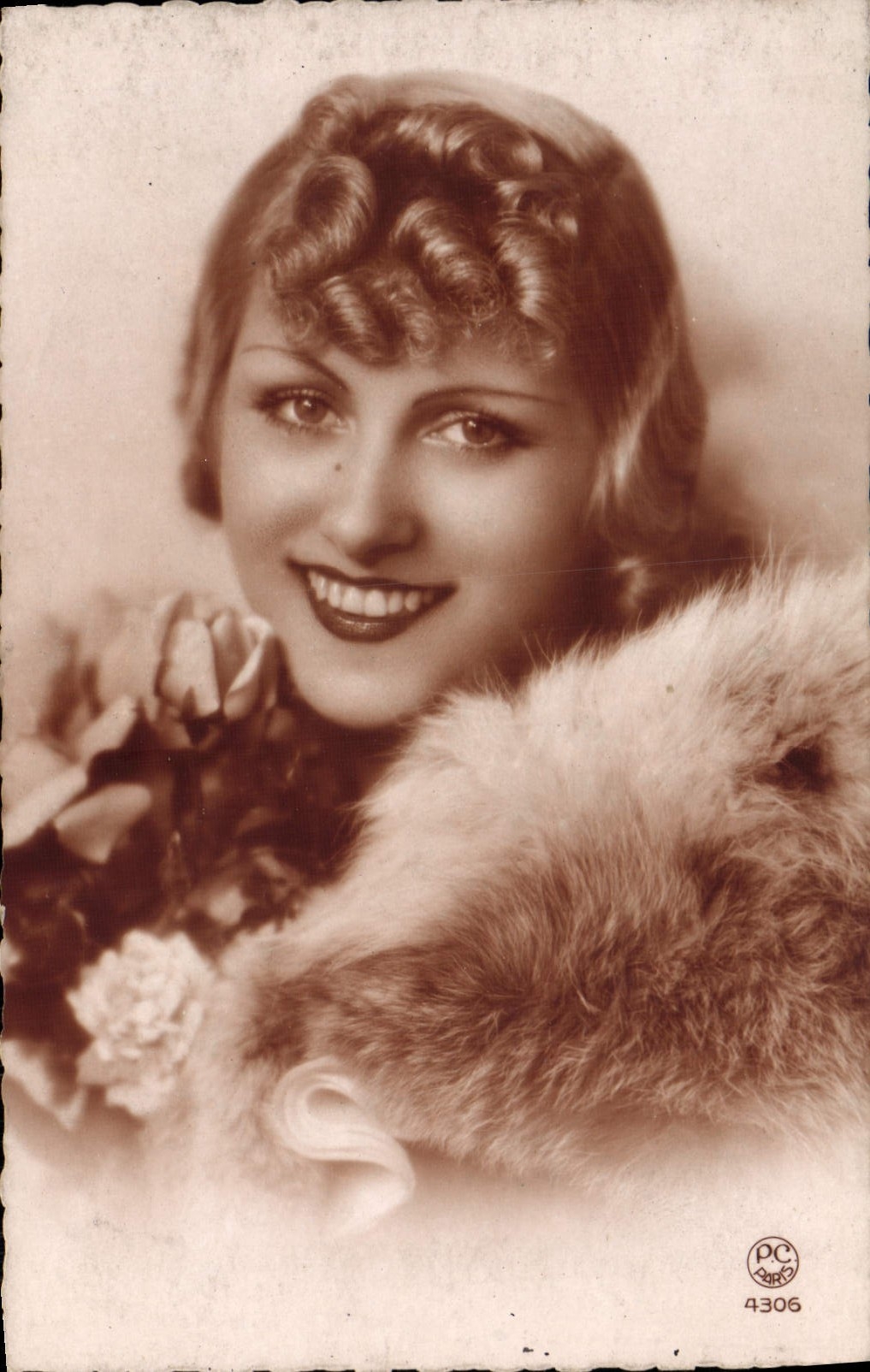 Jeune femme souriante — portrait — P-C PARIS n° 4306