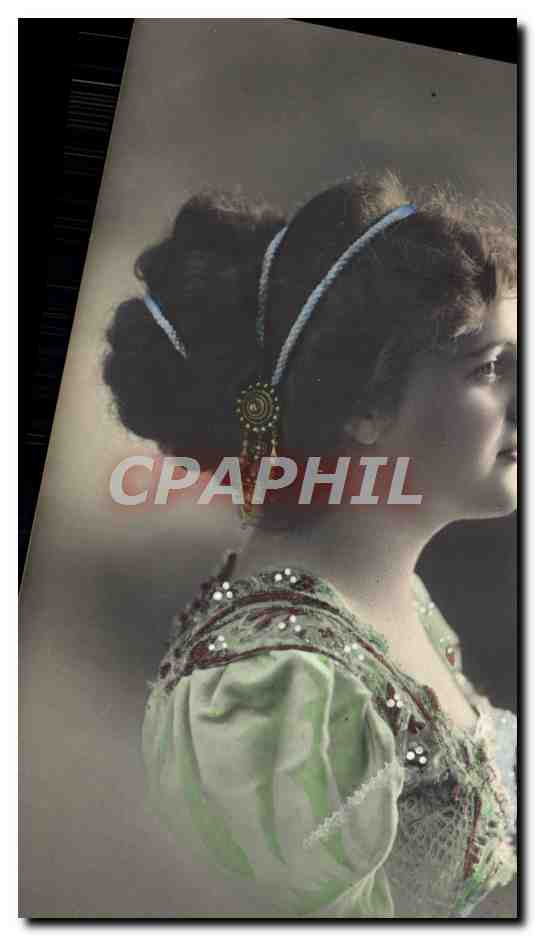 Giovane donna in abito ornato — fotografia colorata — CPAPHIL