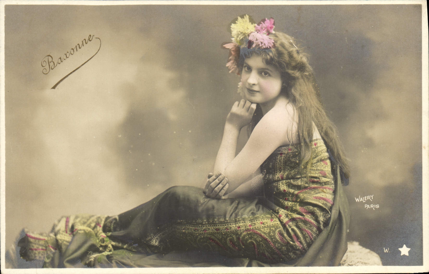 Frau in geschmücktem Kleid — Blumenschmuck — Walery, Paris