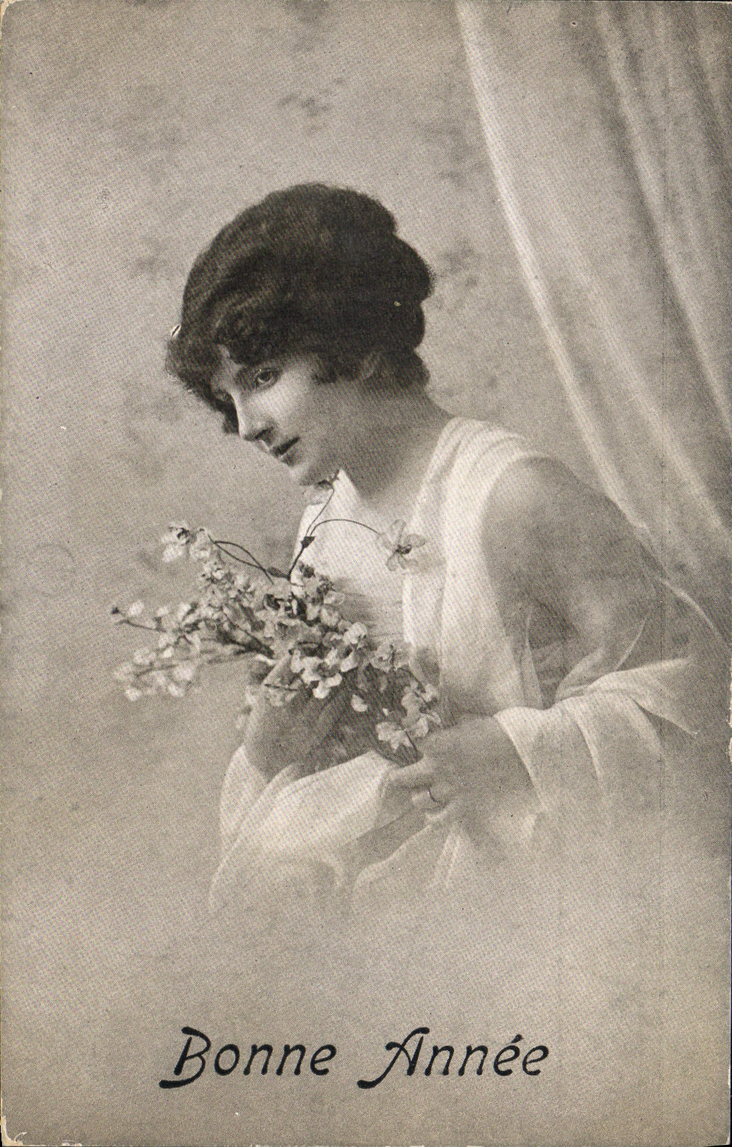 Jeune femme tenant un bouquet — Bonne Année — Éditeur JLS, série 228, n° 217