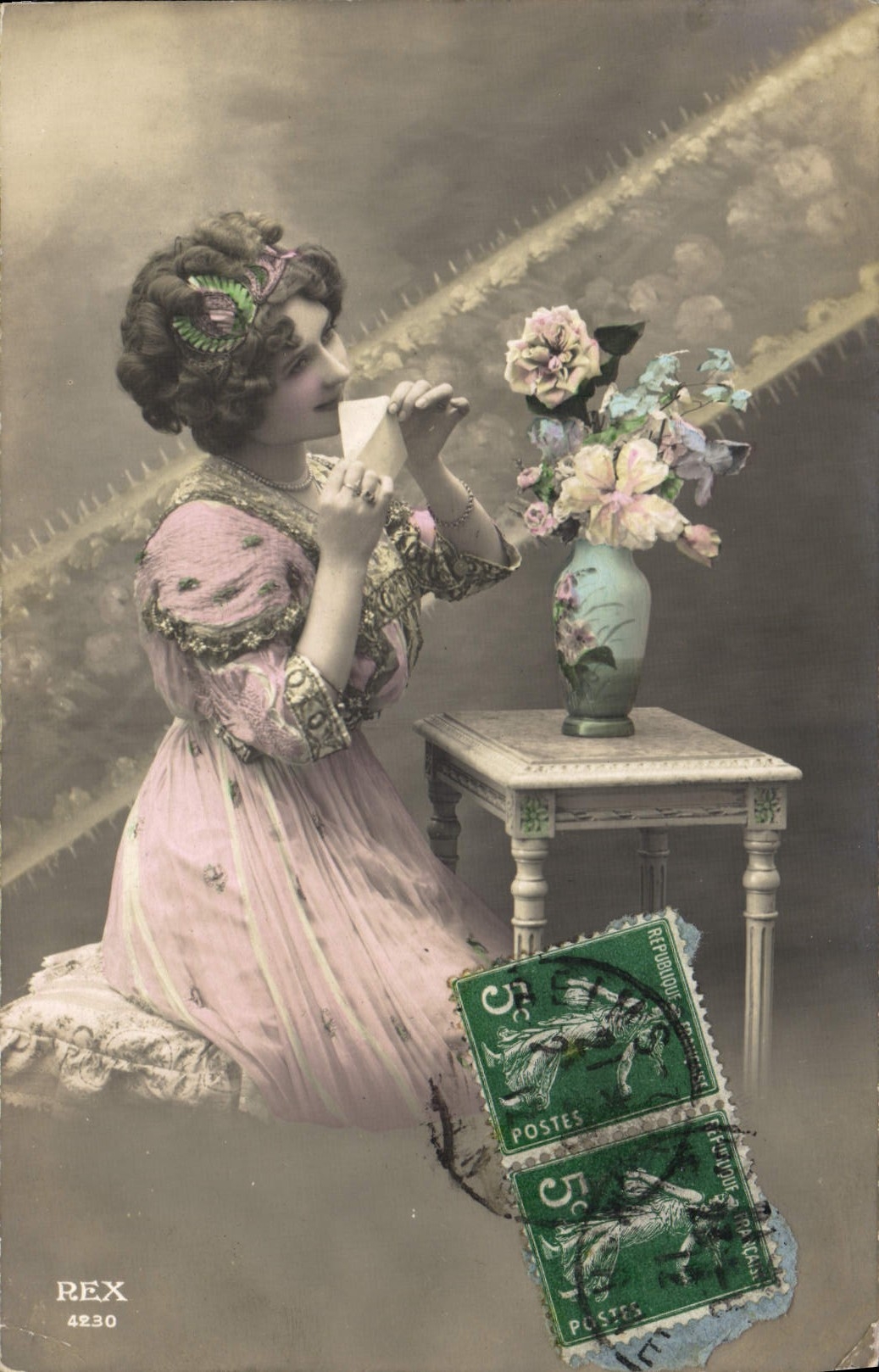 Femme en robe rose tenant une carte — REX 4230 — éditeur REX