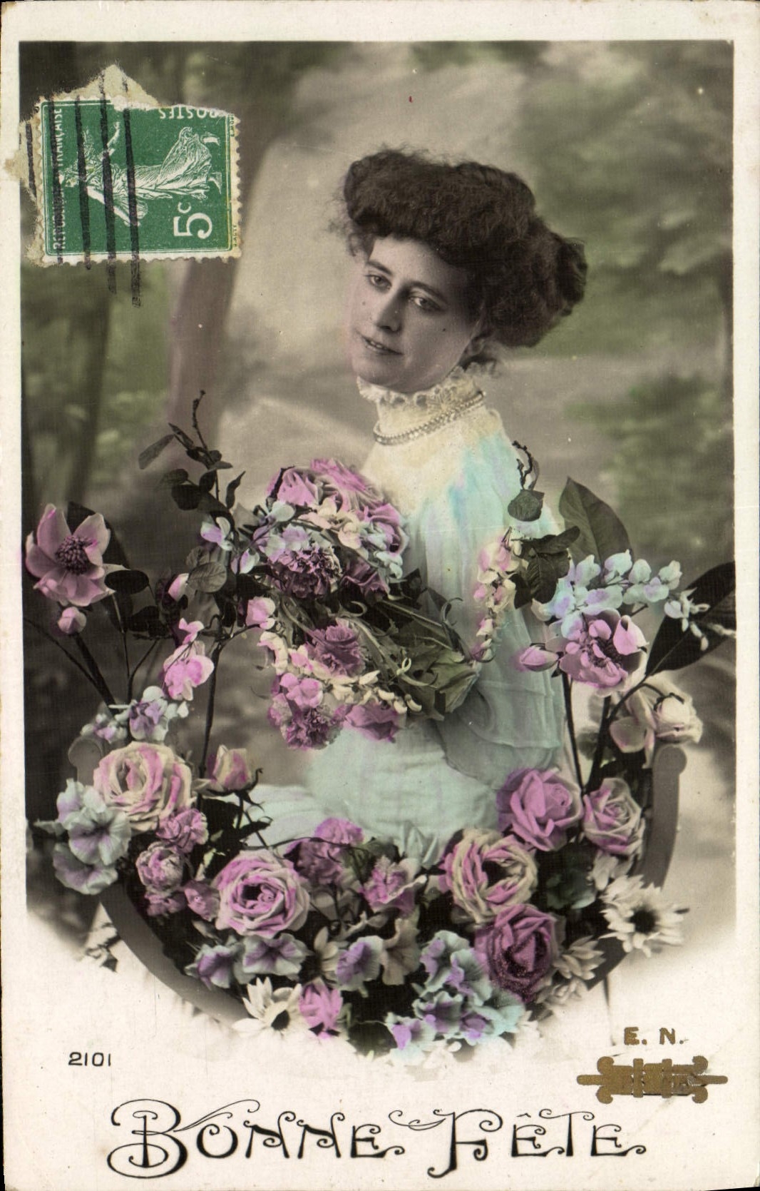Frau in einem hellen Kleid mit Blumenstrauß — Frohe Geburtstagskarte — E.N. n°2101