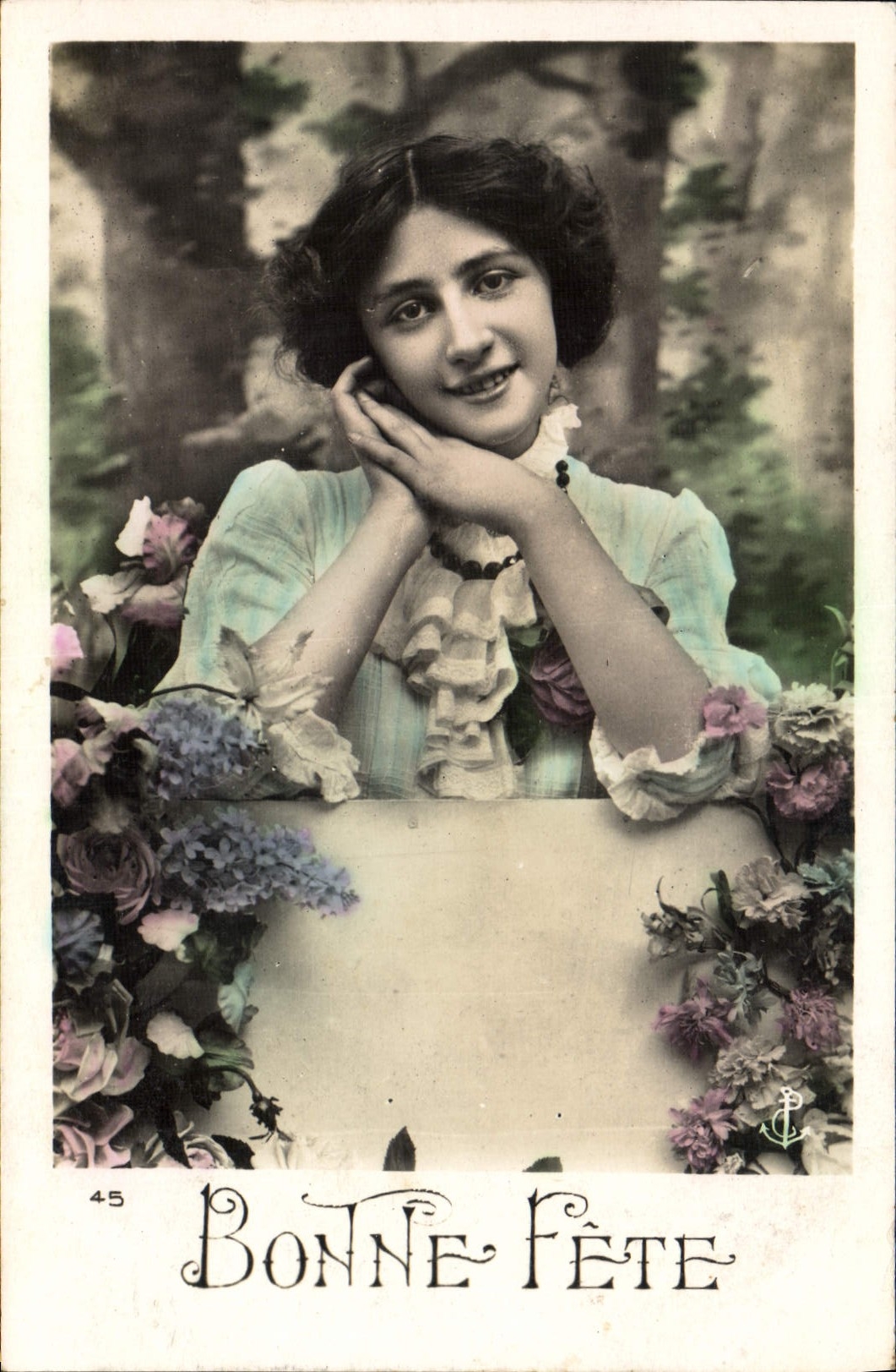 Joven mujer sonriente — decoración floral — editor P. (n°45)