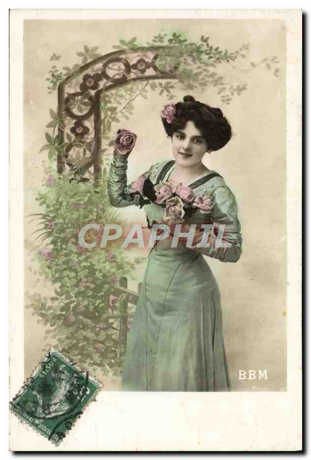 Femme en robe verte tenant des roses — BBM — n° de série visible