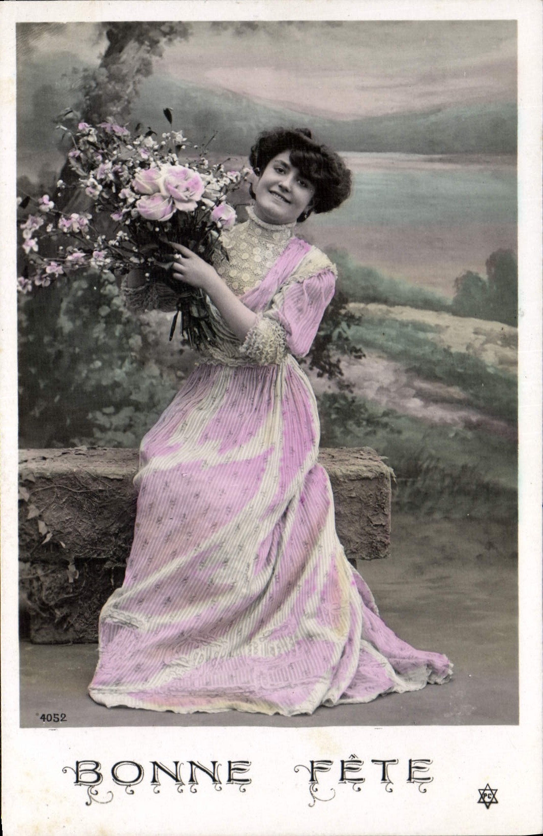 Femme en robe rose tenant un bouquet — Bonne Fête — éditeur CPAPHIL, n° 4052