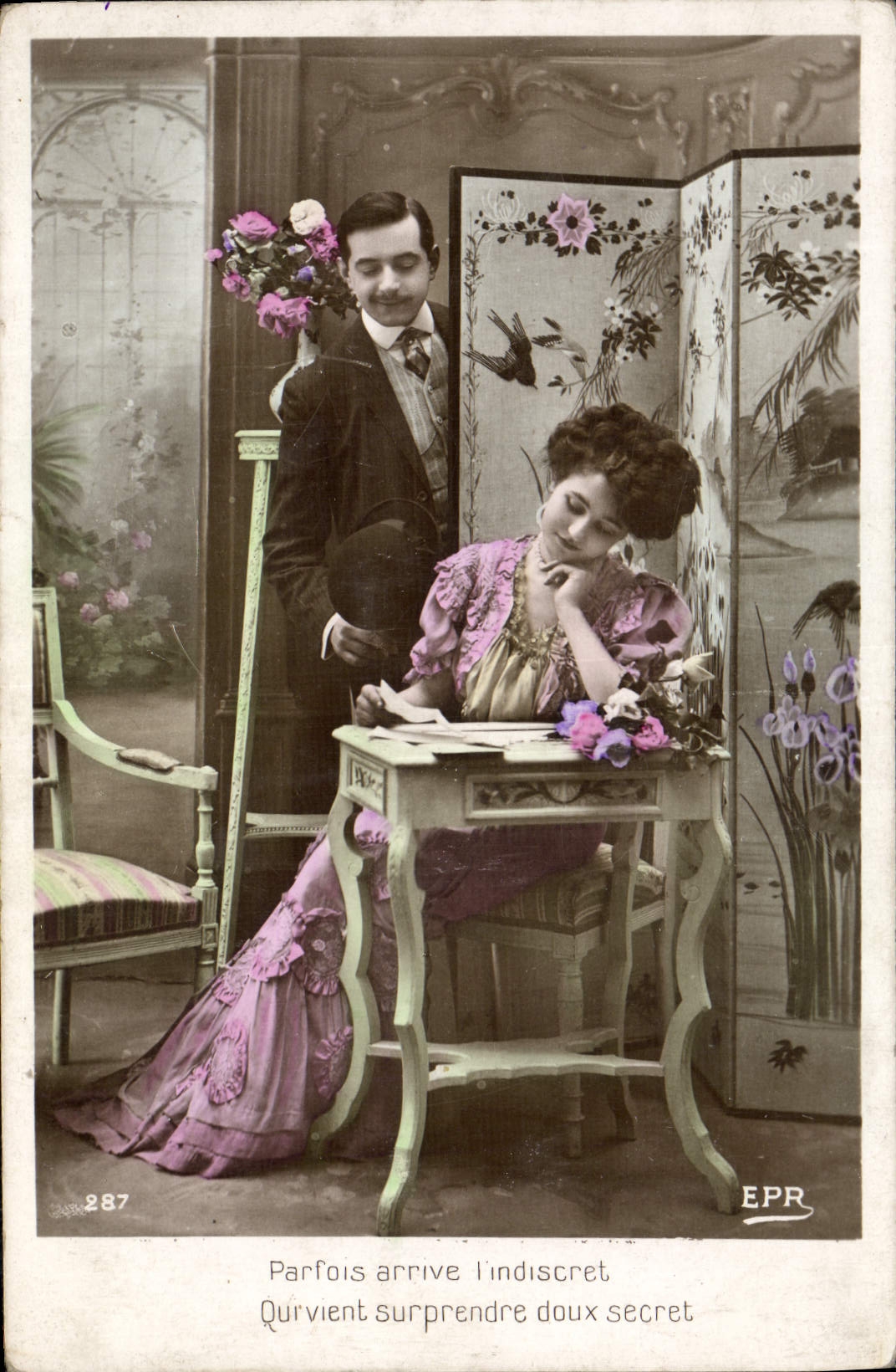 Un couple dans un intérieur décoré — E.P.R. n°287
