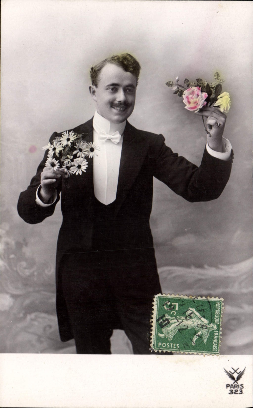 Mann im Smoking — zwei Blumensträuße haltend — Verlag Paris 323