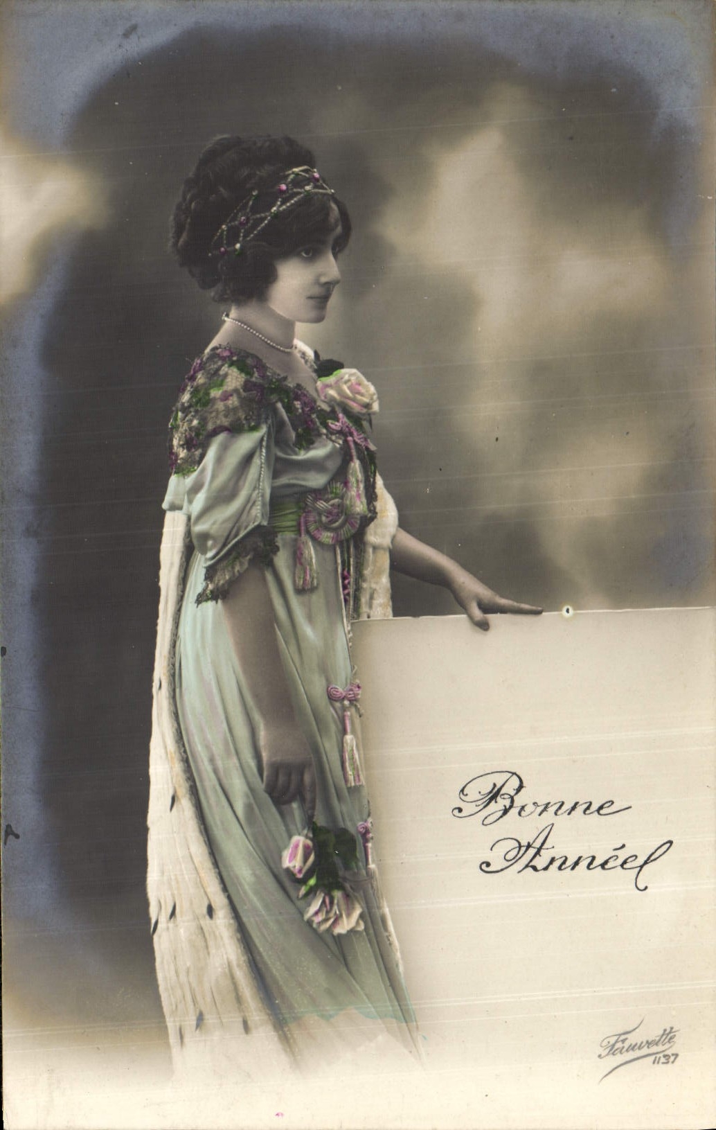 Femme en robe élégante — carte de vœux — Fauvotte 1137