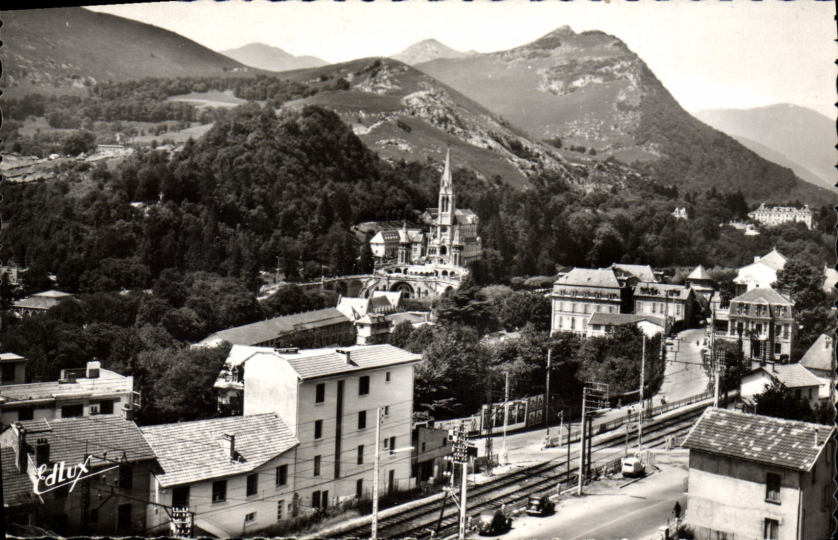 CPM Lourdes Vue sur la basilique et la route de Pau 