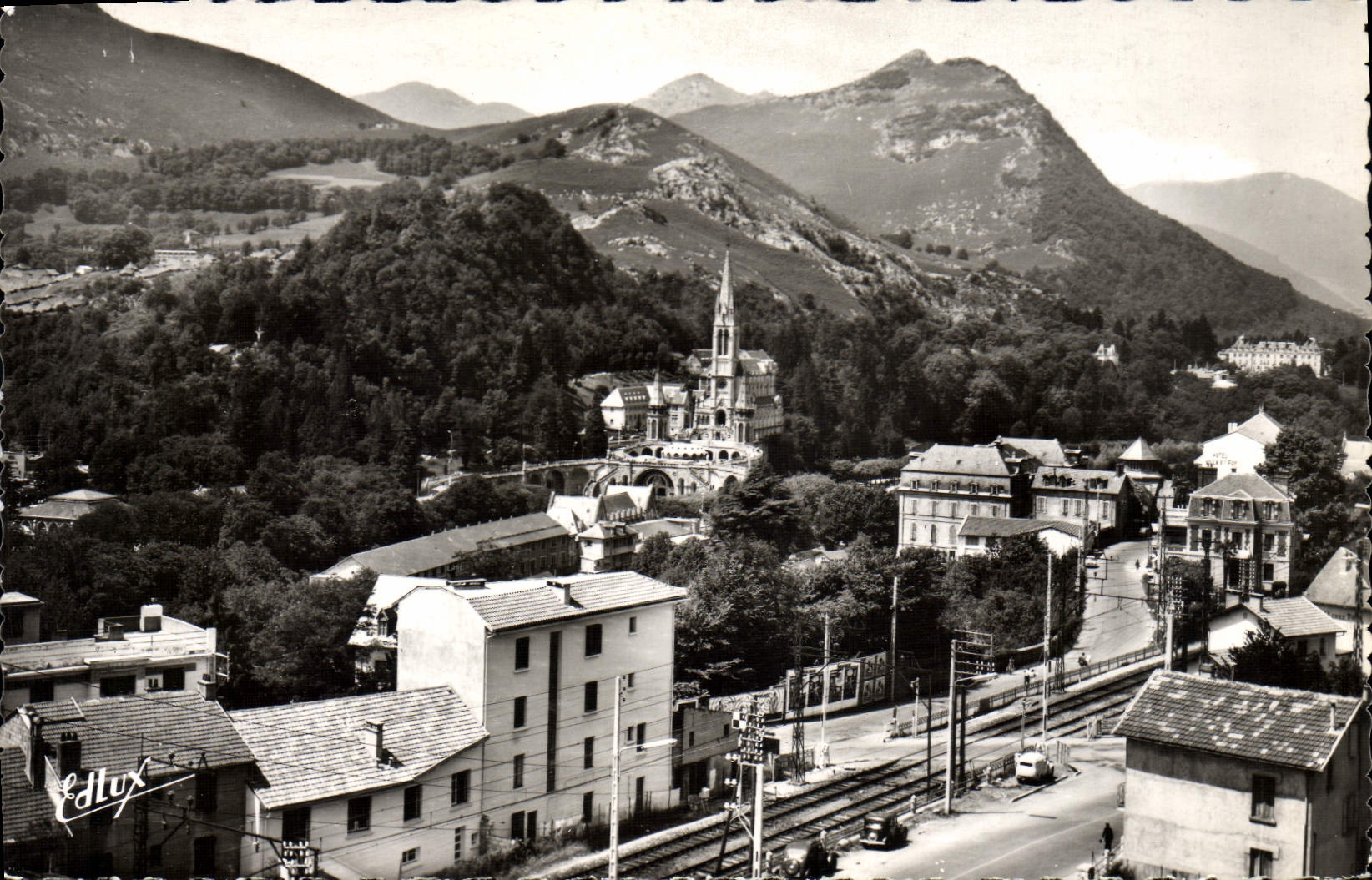 CPM Lourdes Vue sur la basilique et la route de Pau 
