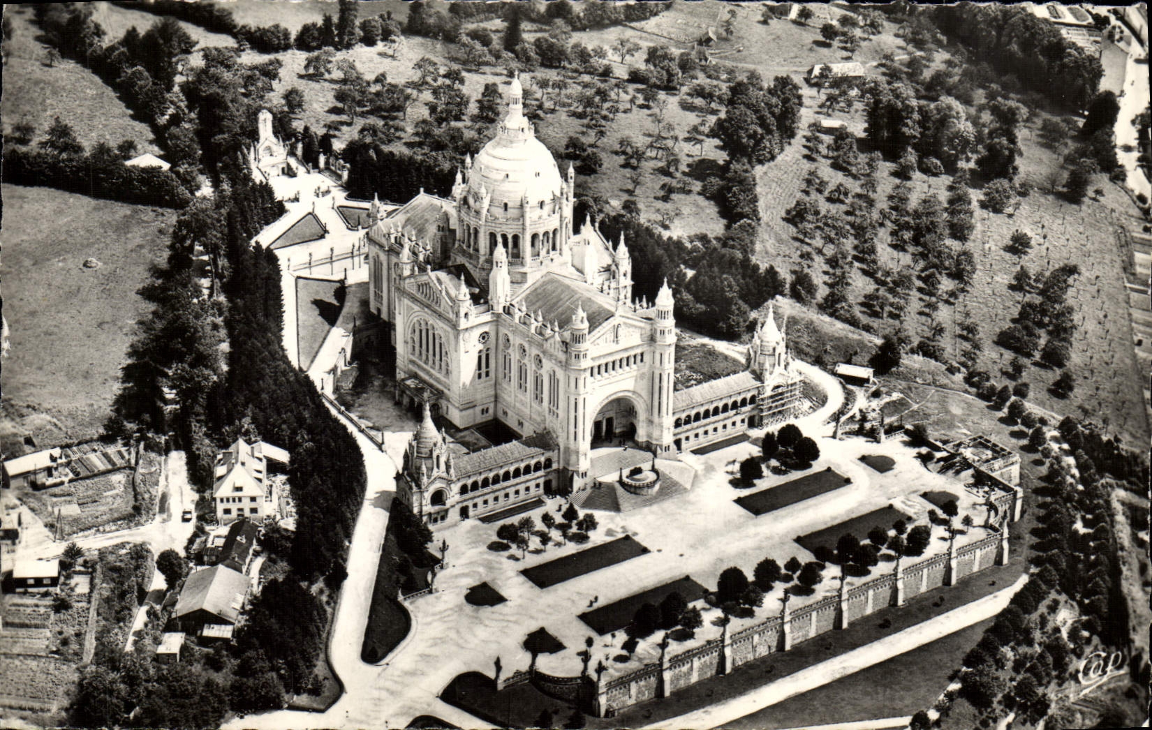 CPM Lisieux Vue aerienne vers la Basilique
