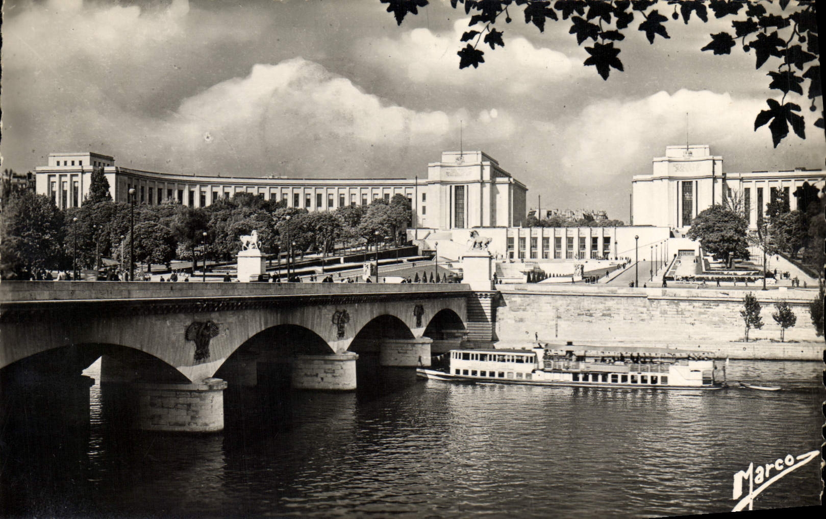 CPM Palais de Chaillot Construit sur l'emplacement de l'ancien Trocadero Paris Bateau Peniche 
