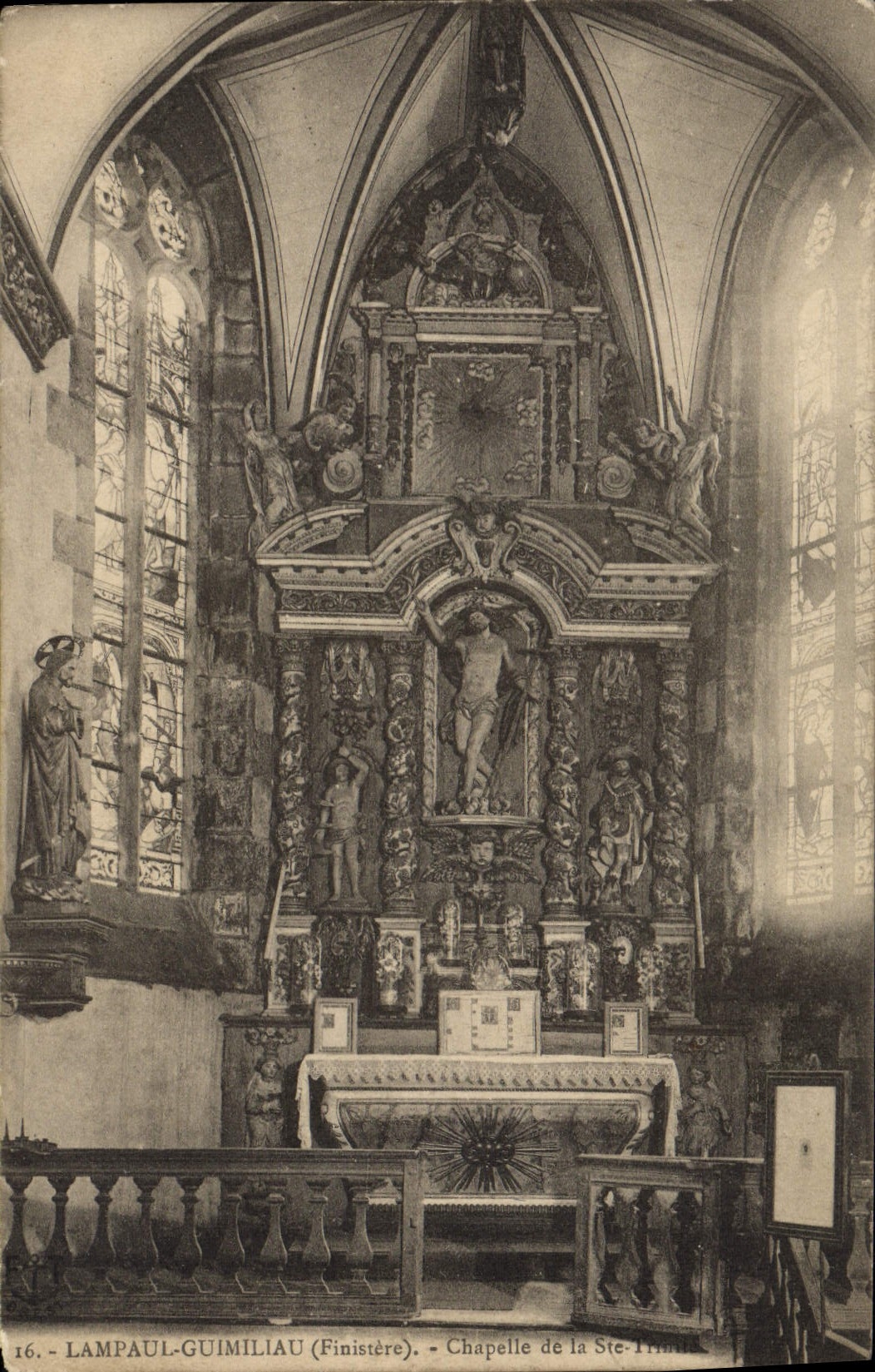 CPA Lampaul Guimiliau Chapelle de la Ste Trinite