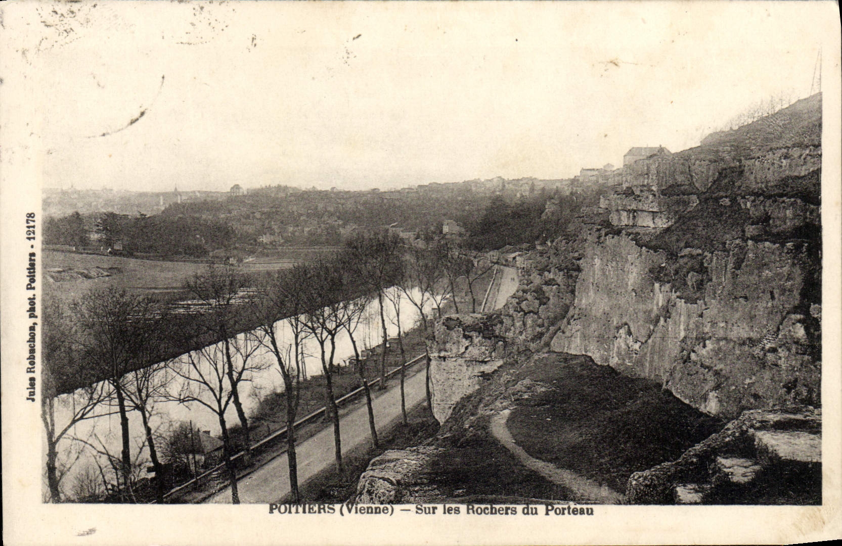 POITIERS (Vienne) — Sur les Rochers du Porteau — Jules Robechons phot. Pottiers - 12178