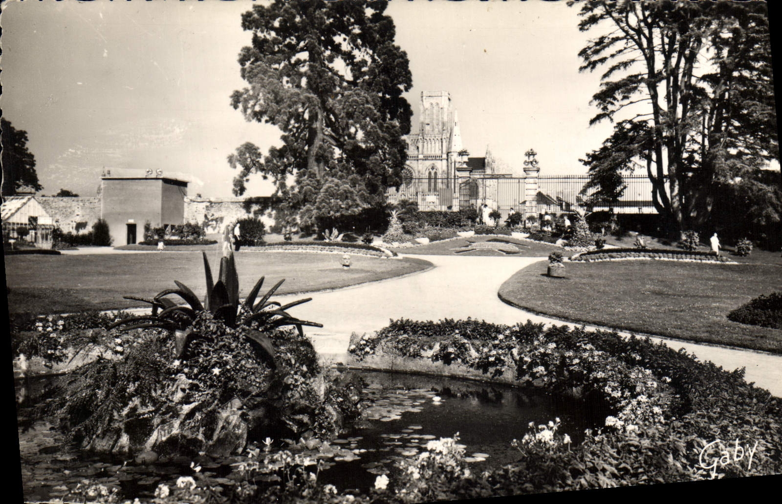 Avranches (Manche) — Bassin du Jardin des Plantes et la Cathédrale — Éditions Gaby