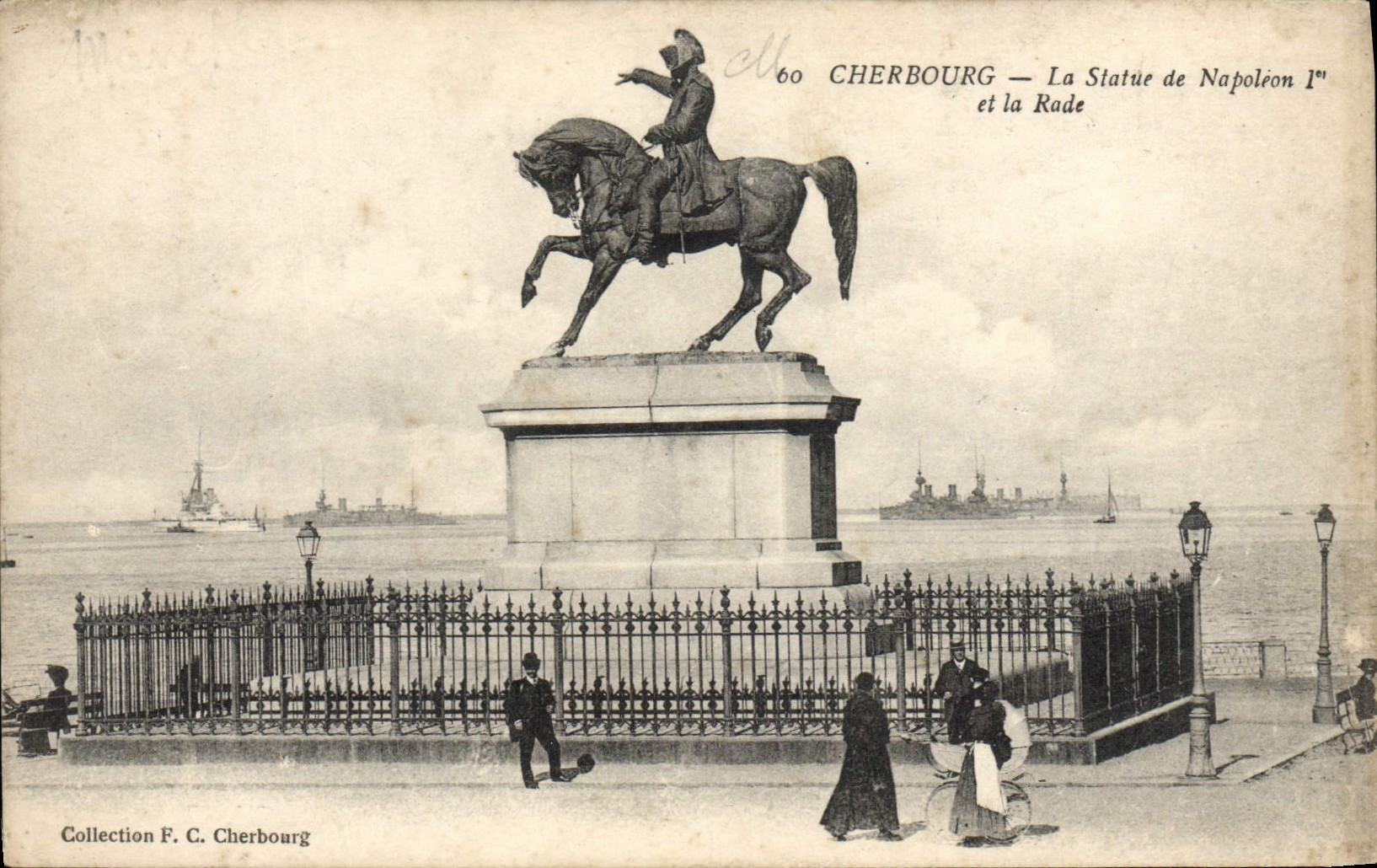 CPA Cherbourg La Statue de Napoleon 1er et la rade Bateaux