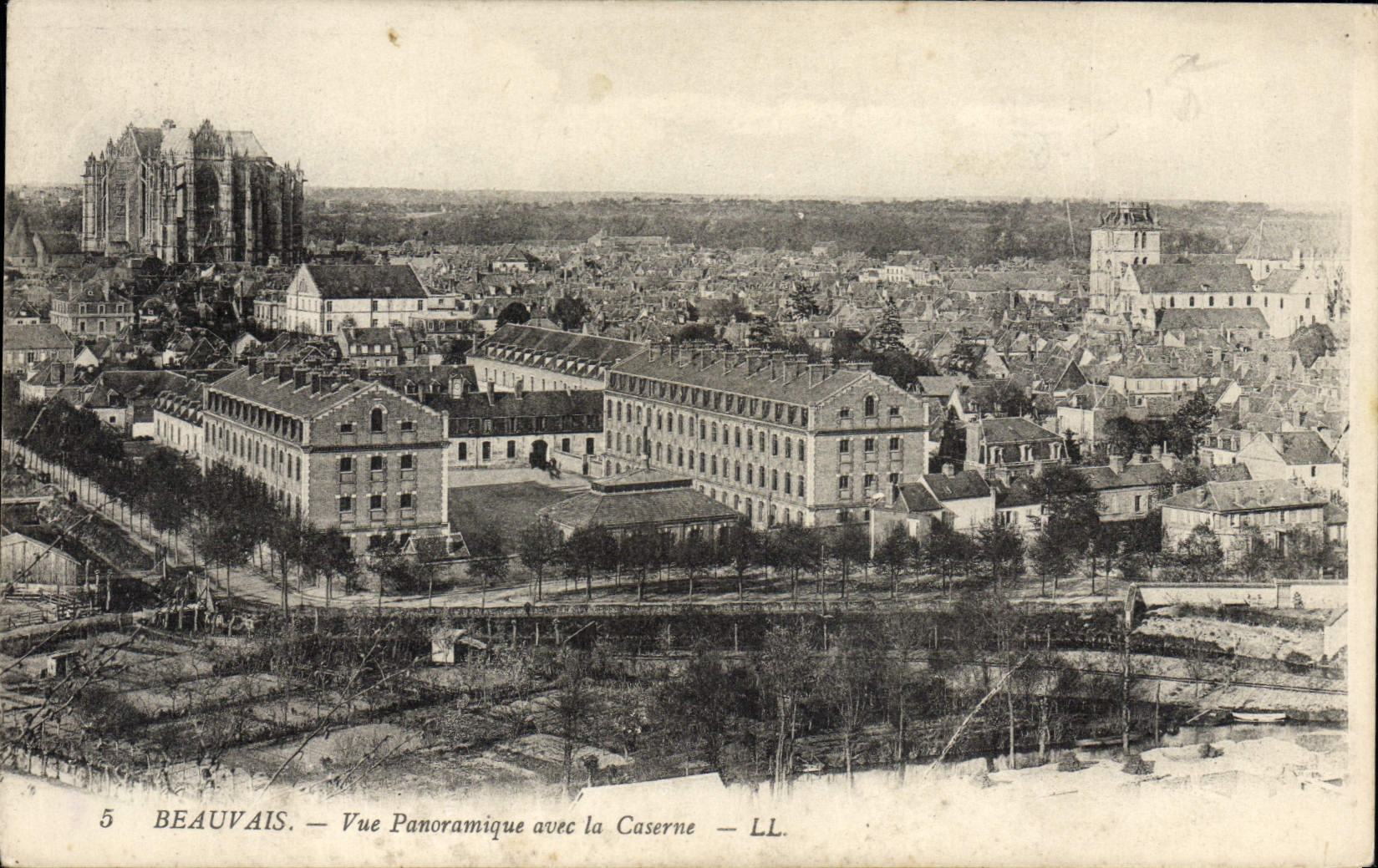 Beauvais — Vue Panoramique avec la Caserne — LL.
