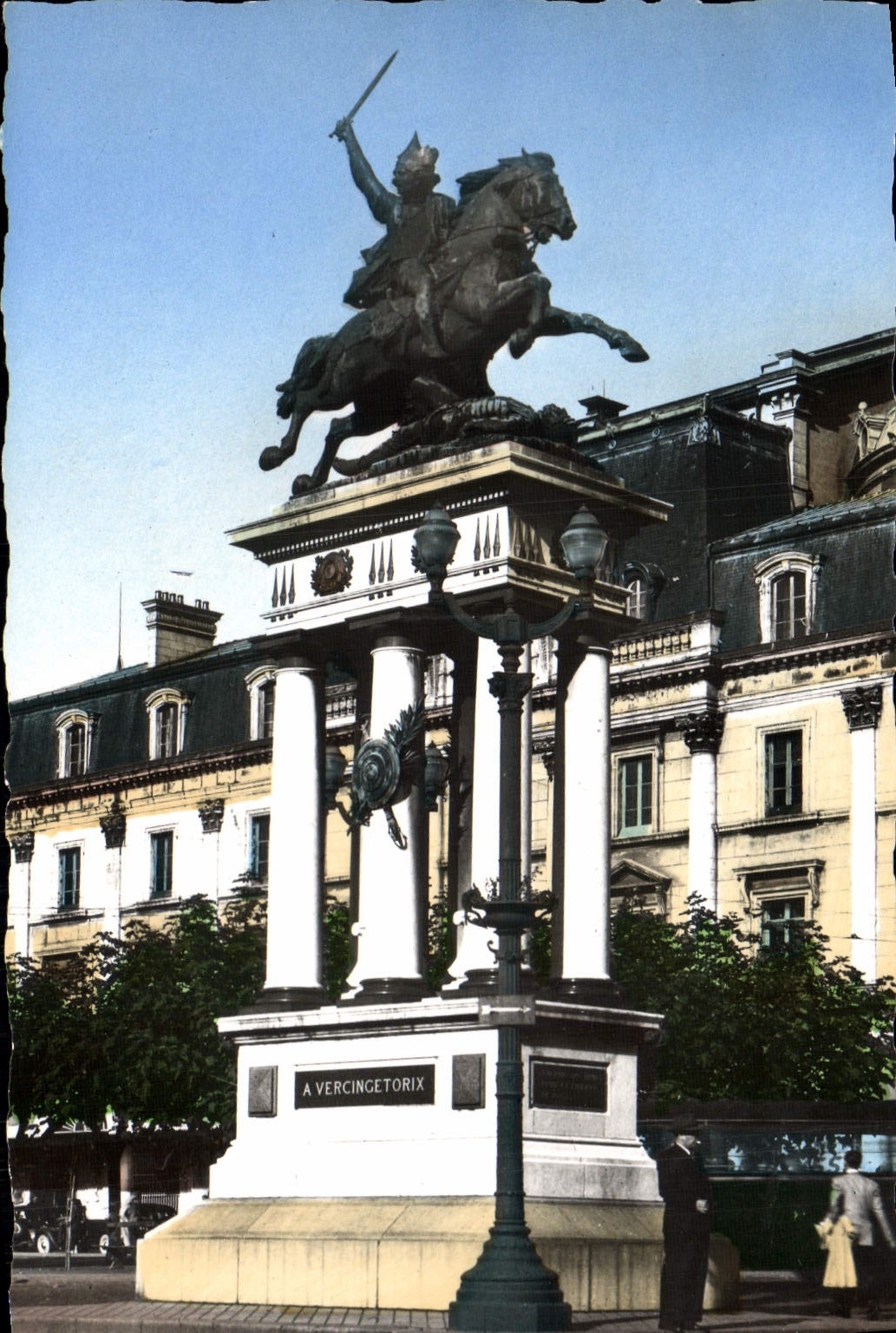 CPM Clermont Ferrand Capitale de L'Auvergne Statue de Vercingetorix par Bartholdi