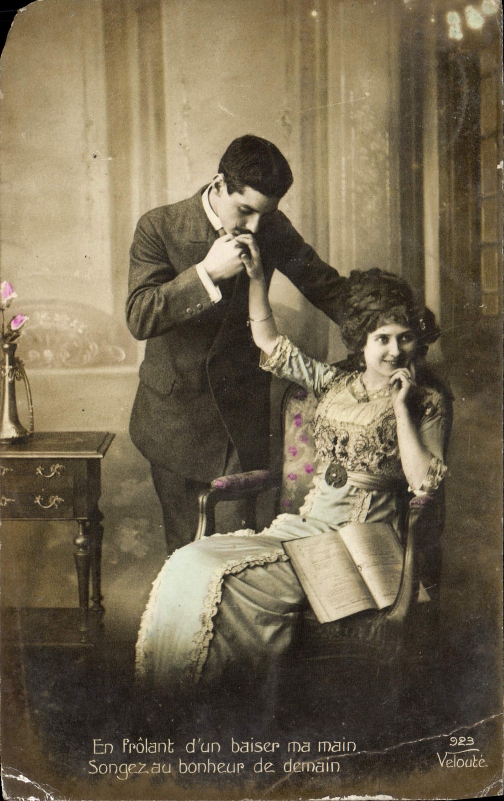CPA En Frolant d'un Baiser ma Main Femme