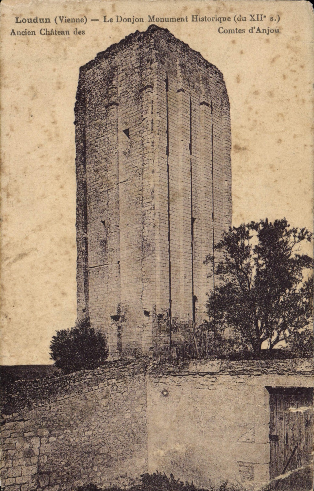 CPA Loudun Le Donjon Monument Historique