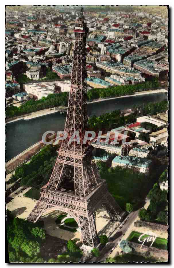 CPM En Avion Sur Paris La tour Eiffel