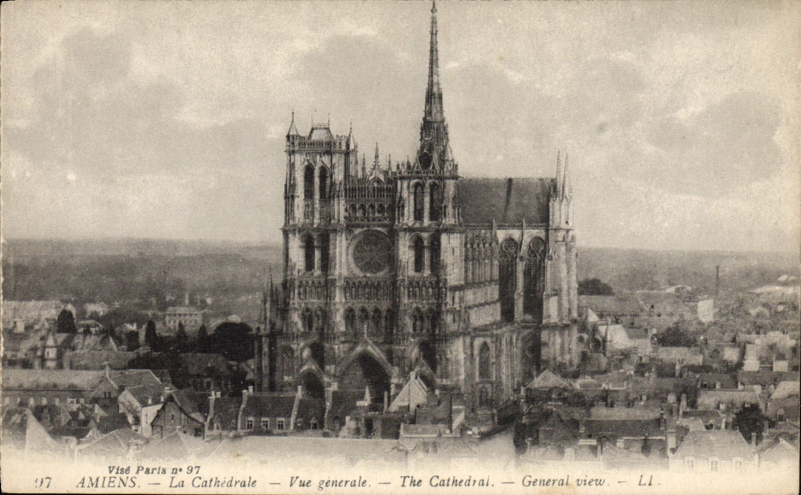 CPA Amiens La Cathedrale Vue Generale