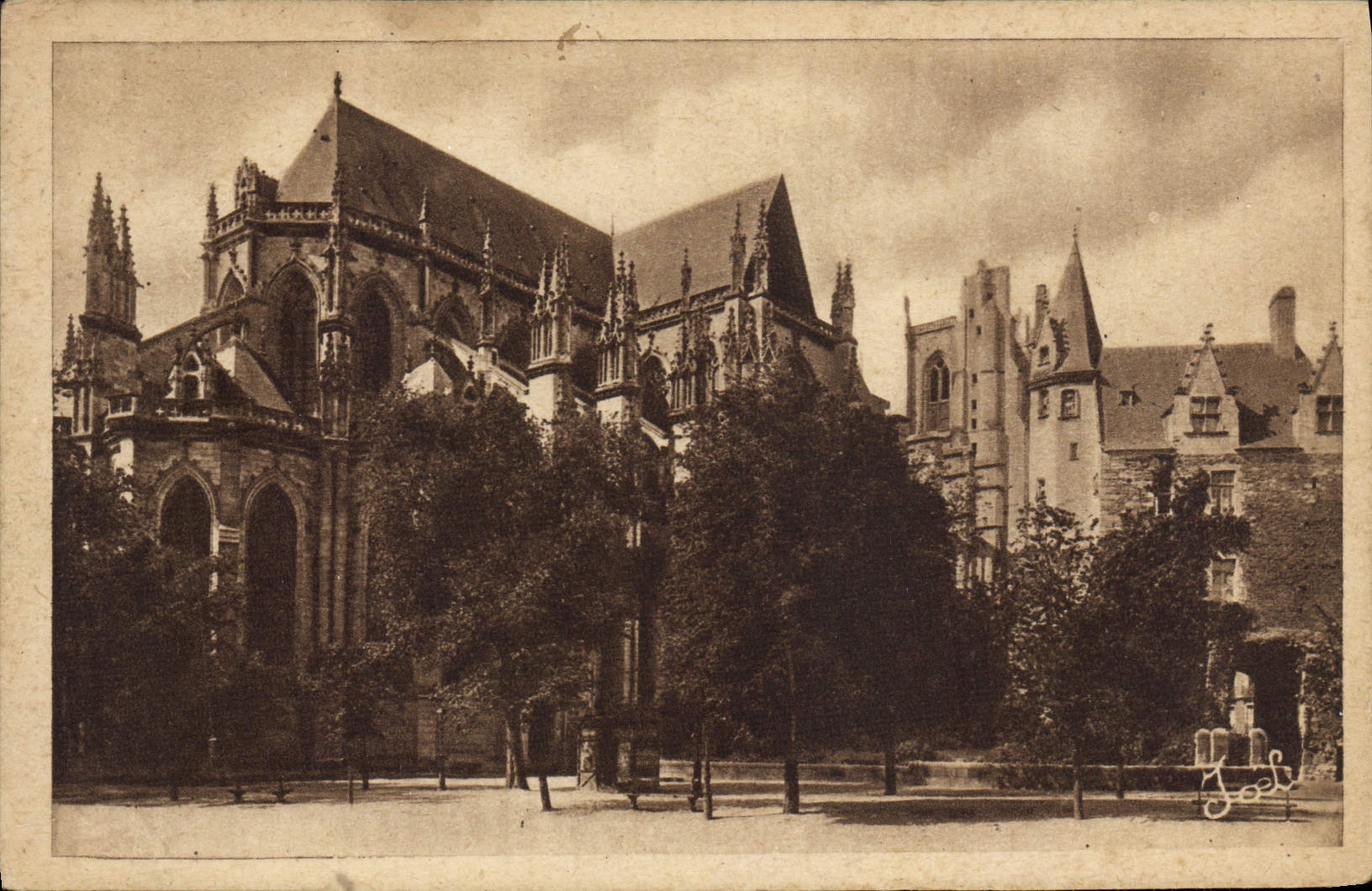 CPA Nantes Chevet et Cote Nord de la Cathedrale La porte Sainte Pierre