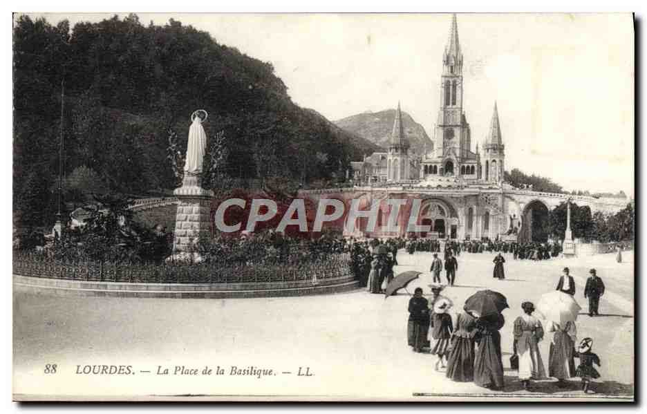 CPA Lourdes La Place de la Basilique