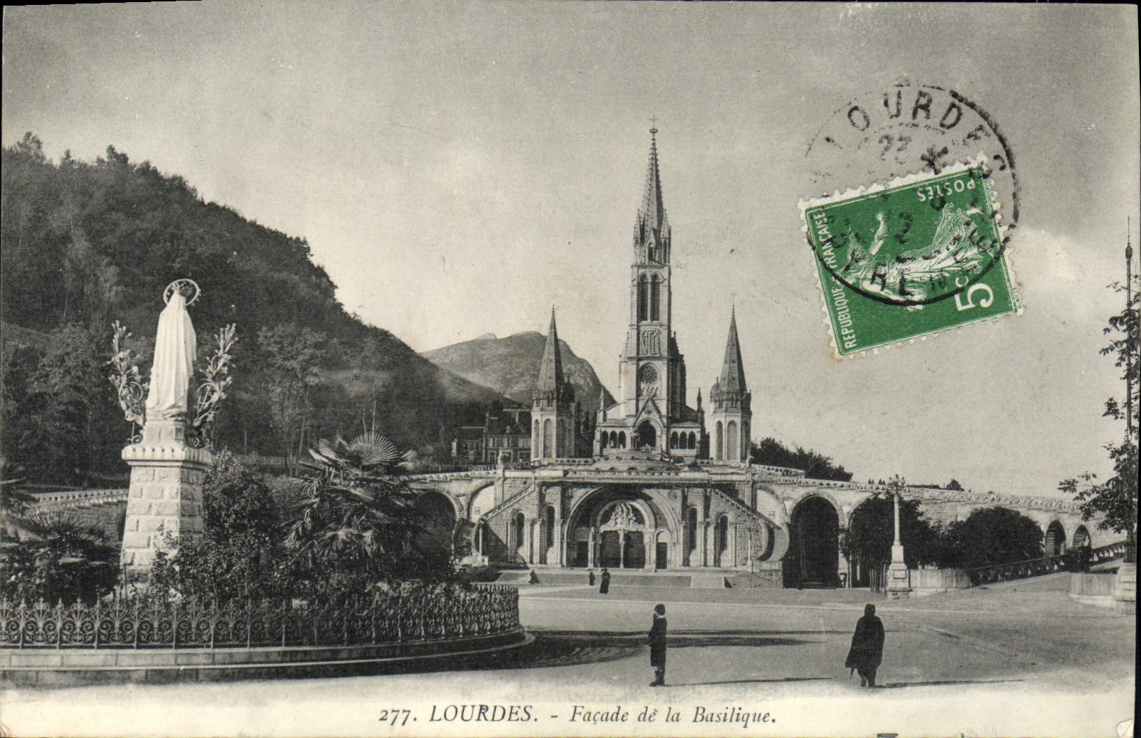 CPA Lourdes Facade de la Basilique