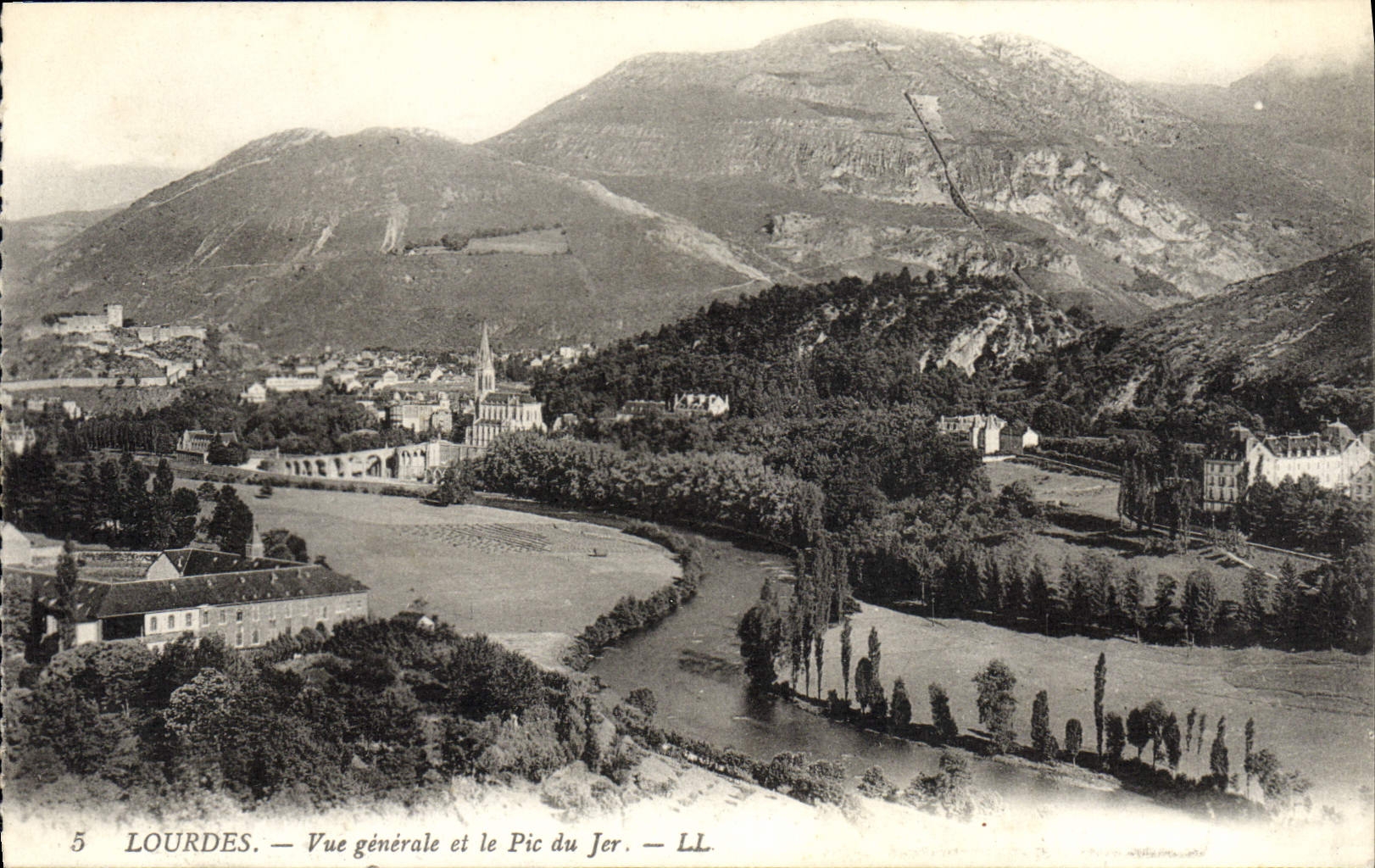 CPA Lourdes Vue Generale et le Pic du Jer
