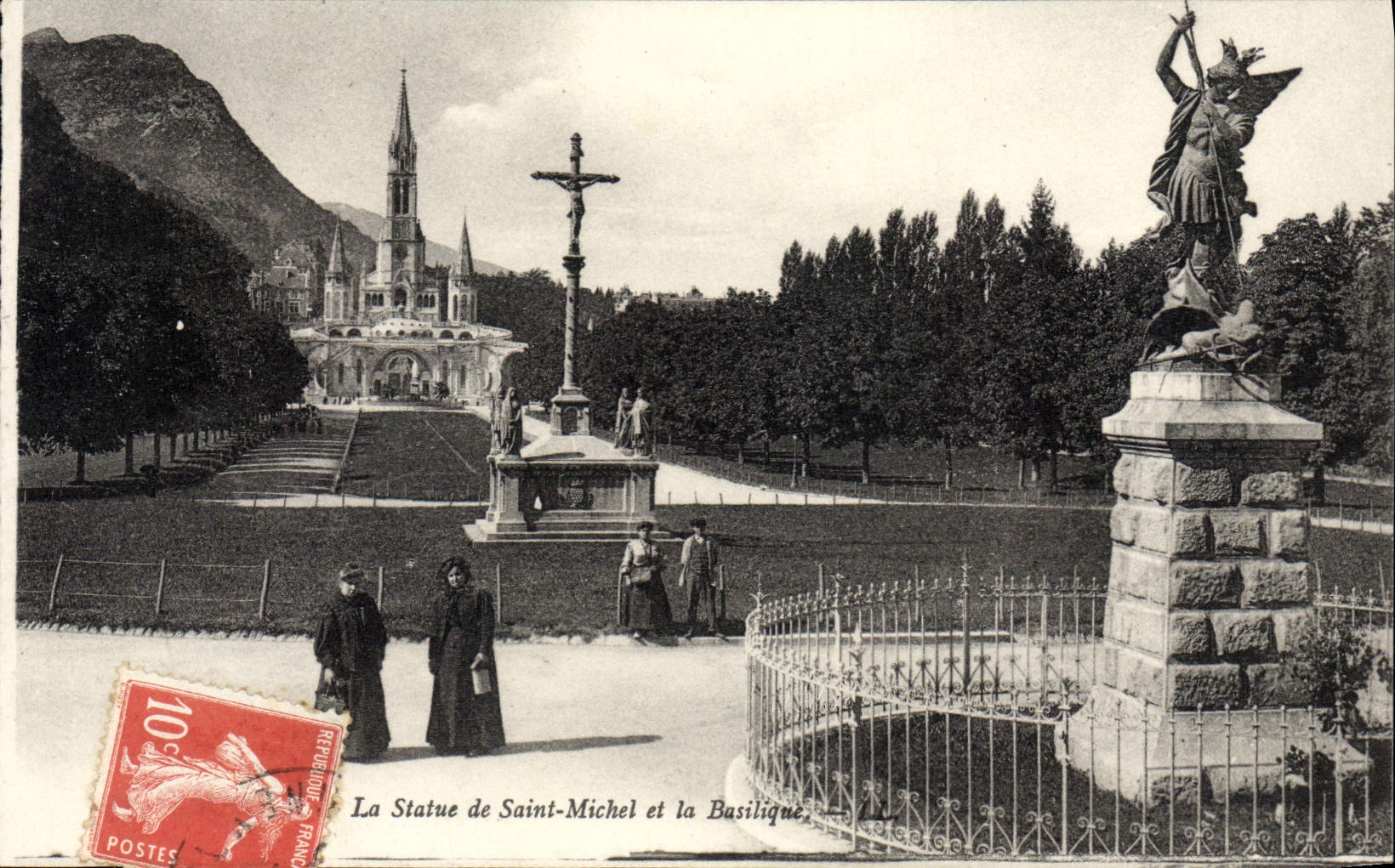 CPA Lourdes La Statue de Saint Michel et la Basilique
