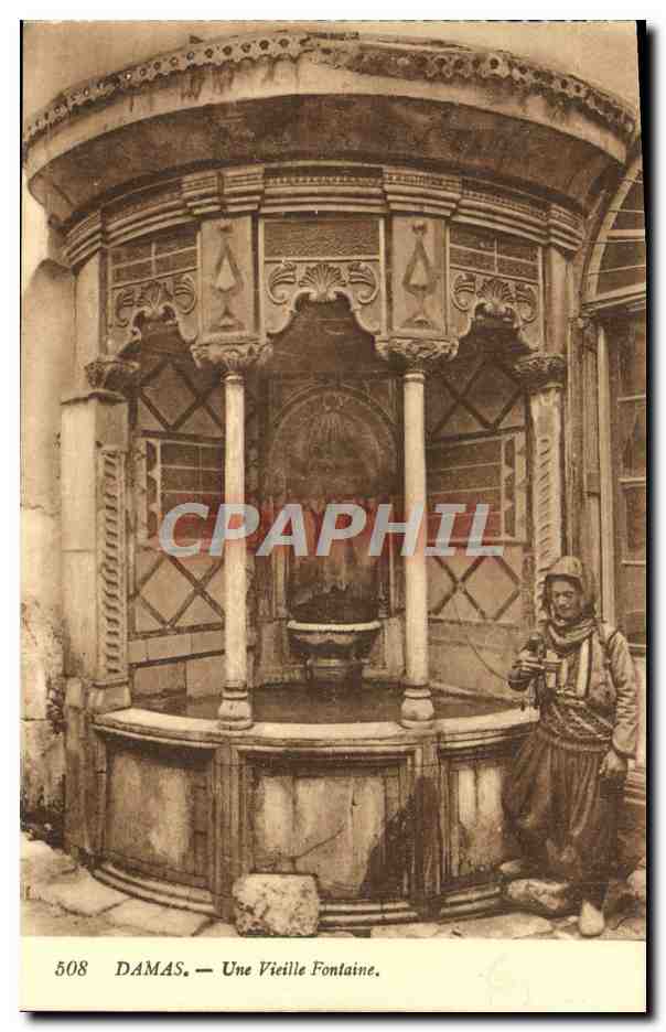 CPA Damas Une Vieille Fontaine