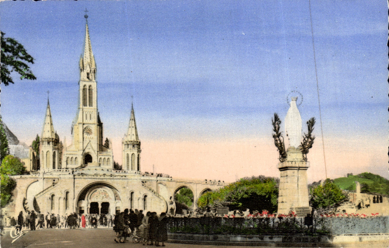 CPM Lourdes La Basilique et la Vierge Couronnee
