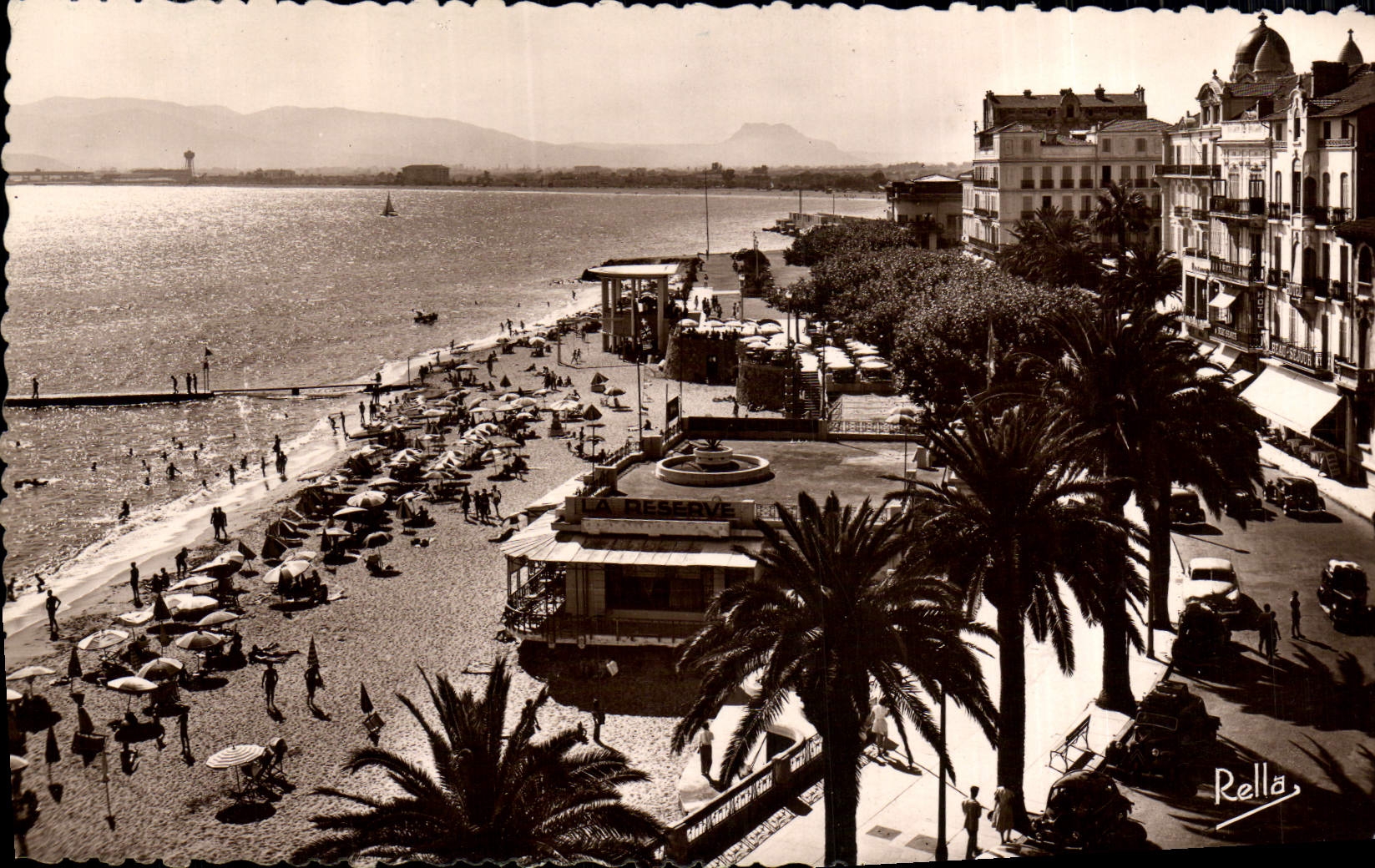 Saint-Raphaël — Plage et boulevard de la Libération — Édition Rella, n° 1301
