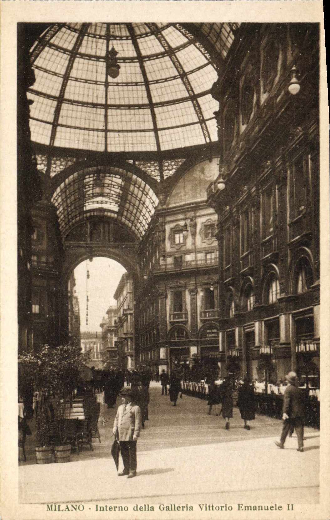 CPA Milano Interno della Calleria Vittorio Emanuele II