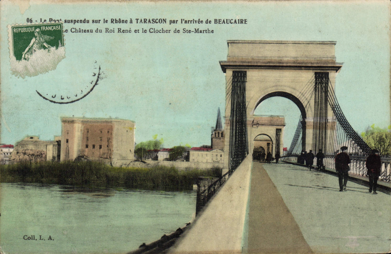CPA Le pont suspendu sur le Rhone a Tarascon par l'arrivee de Beaucaire Le chateau du roi Rene et le clocher Ste Marthe 