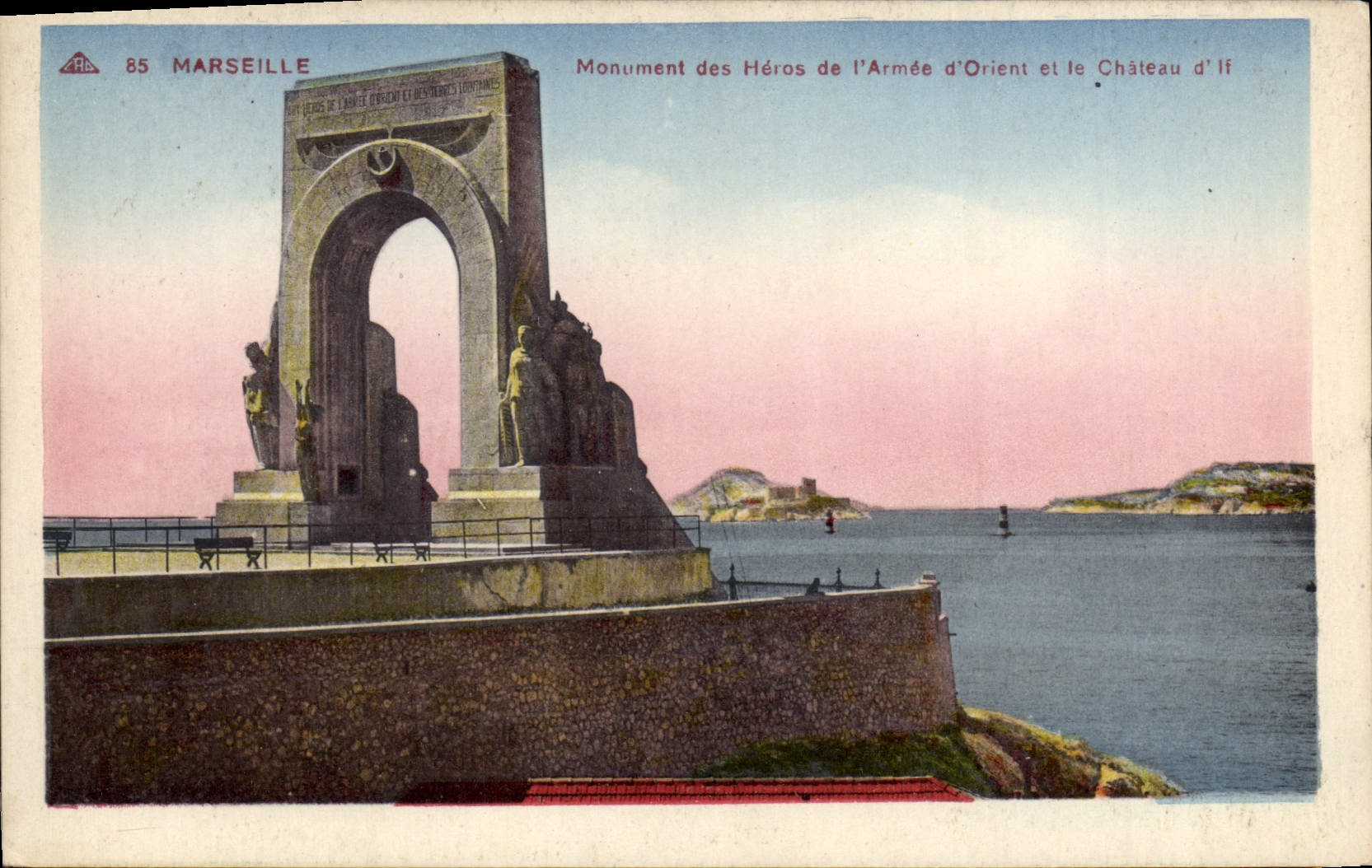 CPA Marseille Monument Des Heros De I'Armee D'Orient et le chateau d'If