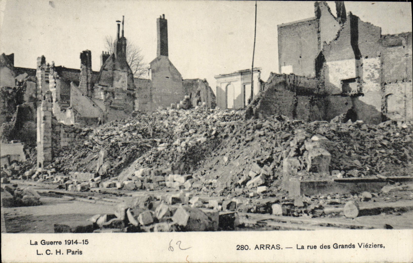 CPA Arras La Rue Des Grands Vieziers Militaria