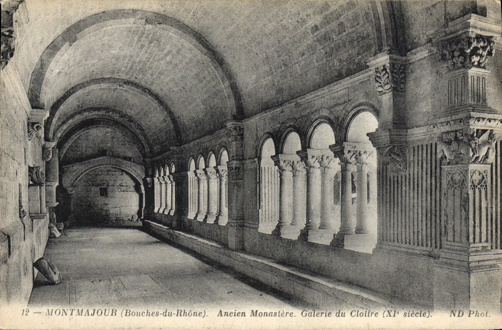 Montmajour (Bouches-du-Rhône) — Ancien monastère. Galerie du cloître (XIe siècle) — ND Phot.