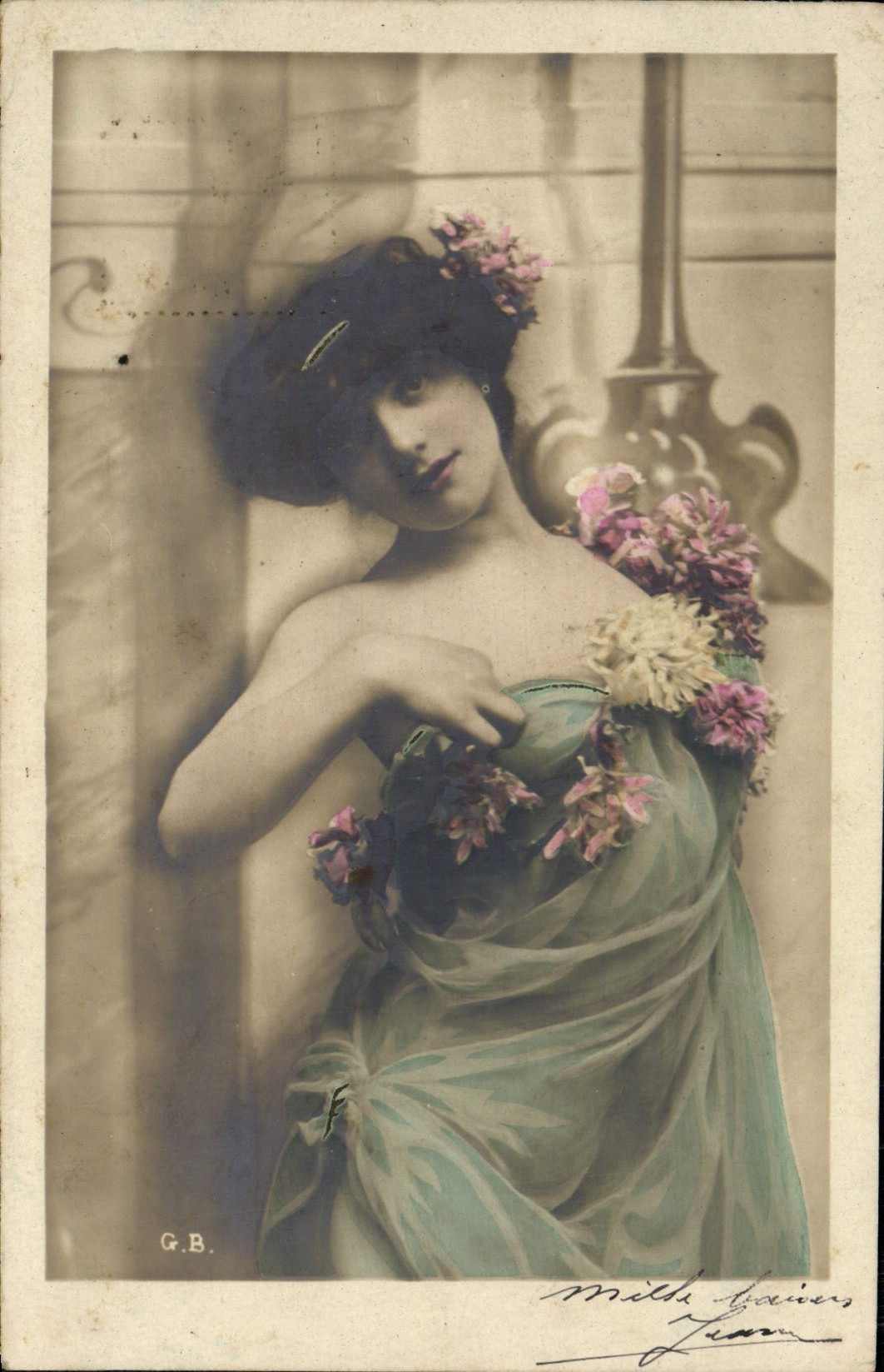 Femme en robe de soie et couronne de fleurs — G.B. — éditée par Mlle Léon