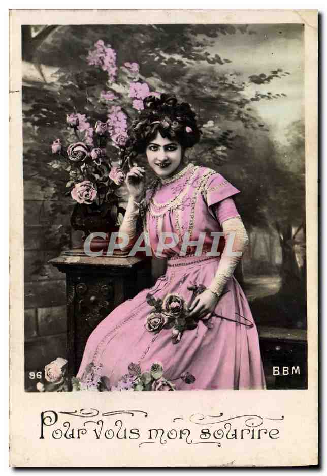 Frau in einem rosa Kleid — floraler Dekor — BBM n°96