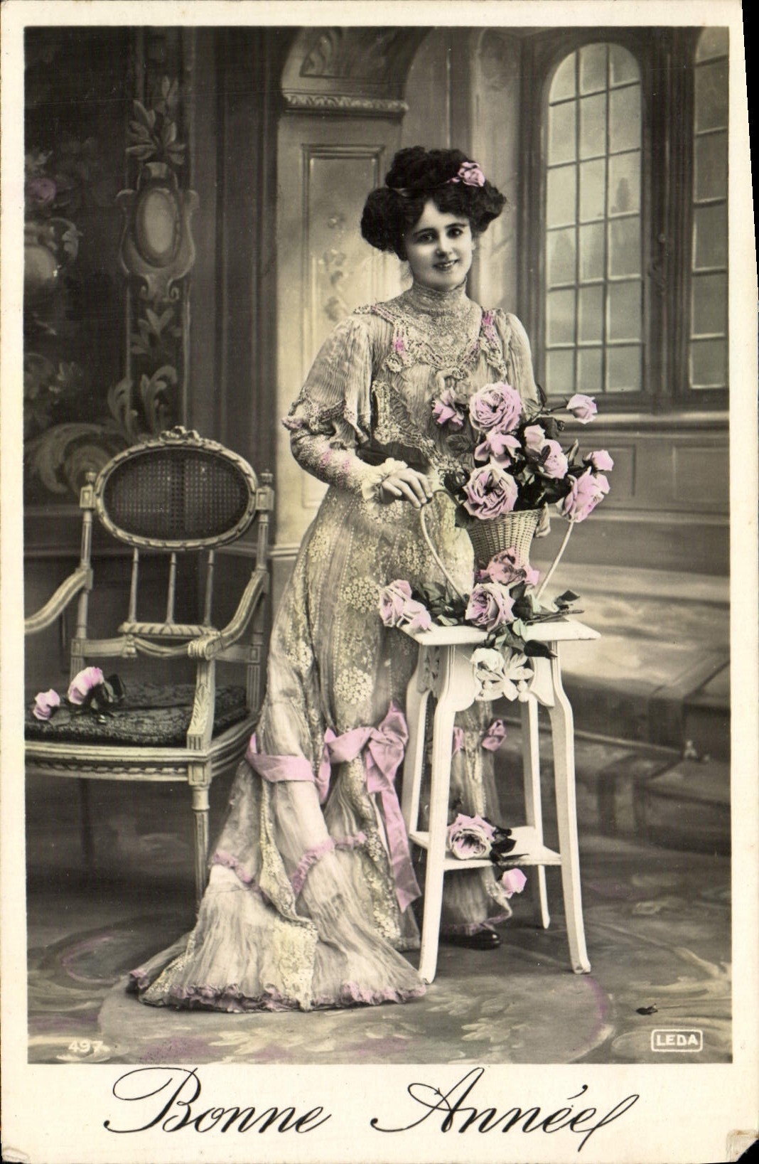 Femme en robe ornée tenant un panier de roses — Bonne Année — LEDA n°497