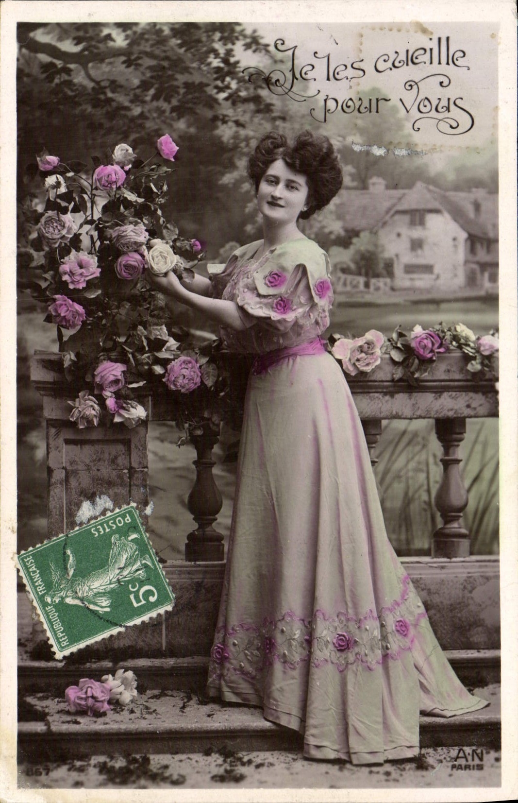 Femme cueillant des roses — 'Je les cueille pour vous' — A.N. Paris, n°867