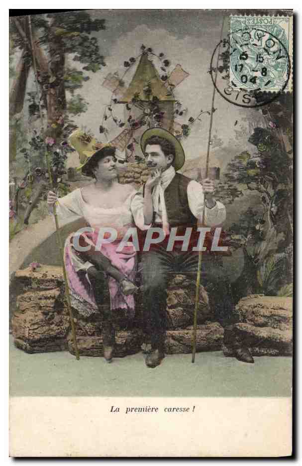 La première caresse ! — scène de couple dans un décor de jardin — éditeur non visible, n° de série non lisible