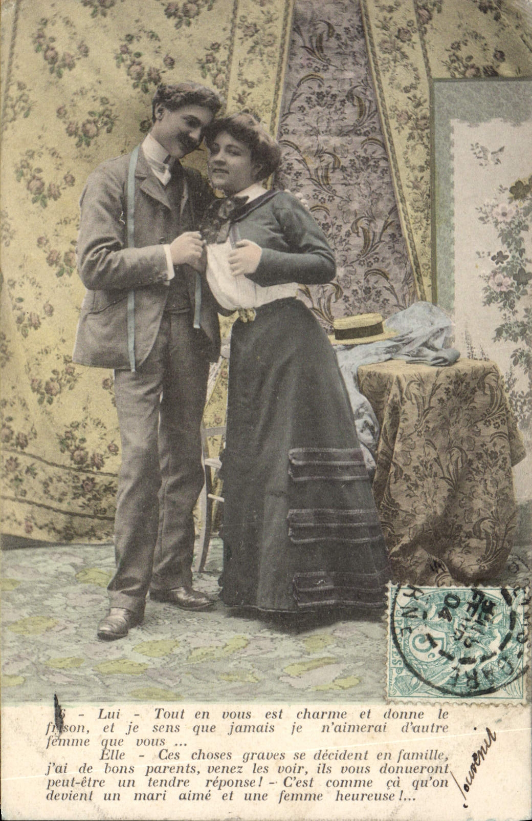 Jeune couple en tenue d'époque — scène amoureuse avec texte imprimé — éditeur anonyme, n° de série non visible