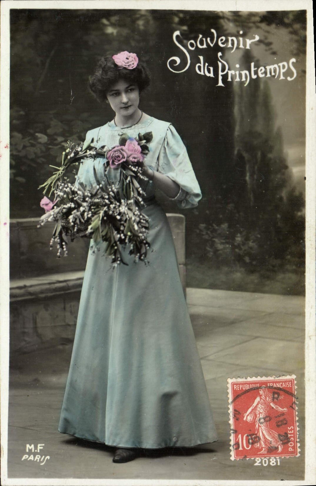 Frau in einem hellblauen Kleid mit Blumenstrauß — Erinnerung an den Frühling — M.F. Paris, n°2081